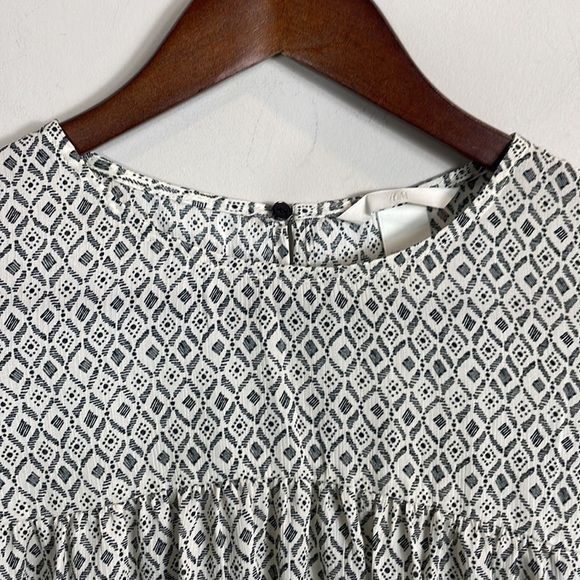 H & M diamond patterned flutter sleeve blouse women size 2 - Picture 2 of 6